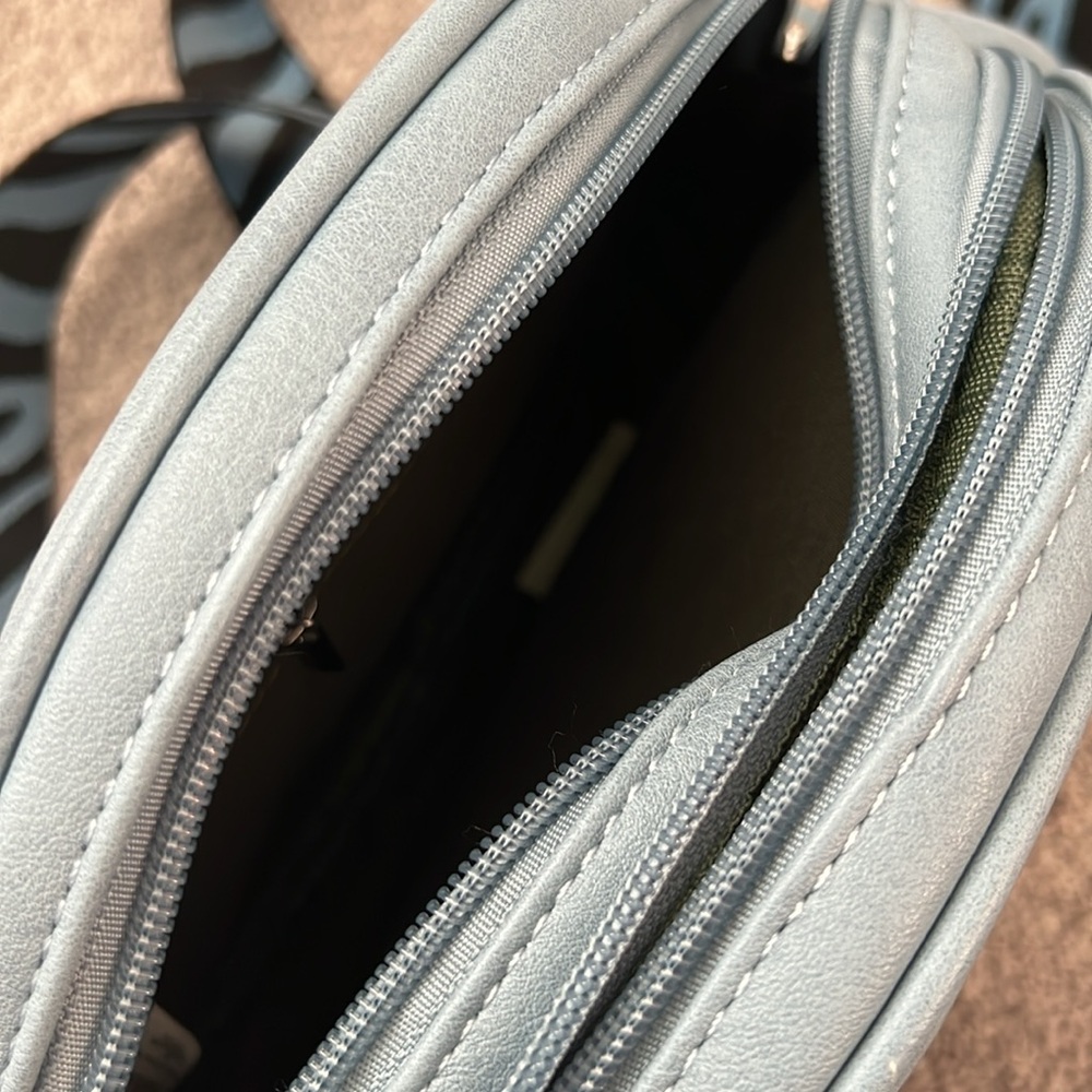 Beautiful Powder Blue Handbag - Picture 3 of 3
